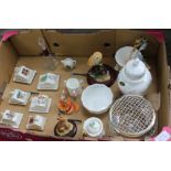 A BOX FULL OF COLLECTABLES to include crested cheese dishes