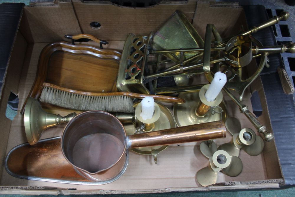 A BOX CONTAINING A CRUMB SCOOP & BRUSH, together with domestic metalwares, to include brass