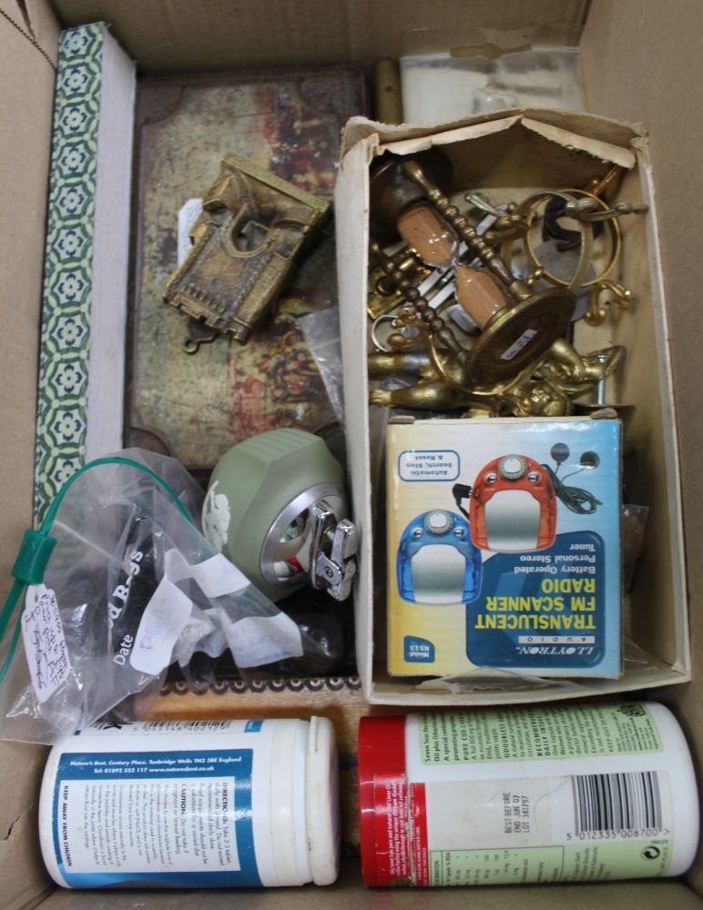 A BOX CONTAINING A SELECTION OF USEFUL & COLLECTABLE DOMESTIC ITEMS VARIOUS