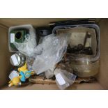 A BOX CONTAINING A SELECTION OF USEFUL & COLLECTABLE DOMESTIC ITEMS VARIOUS, to include Keys