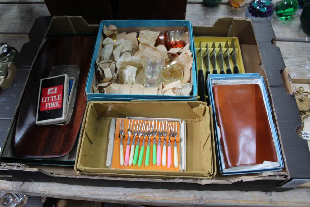 A BOX CONTAINING A SELECTION OF DOMESTIC ITEMS include a leather wallet & a large selection of - Image 4 of 4