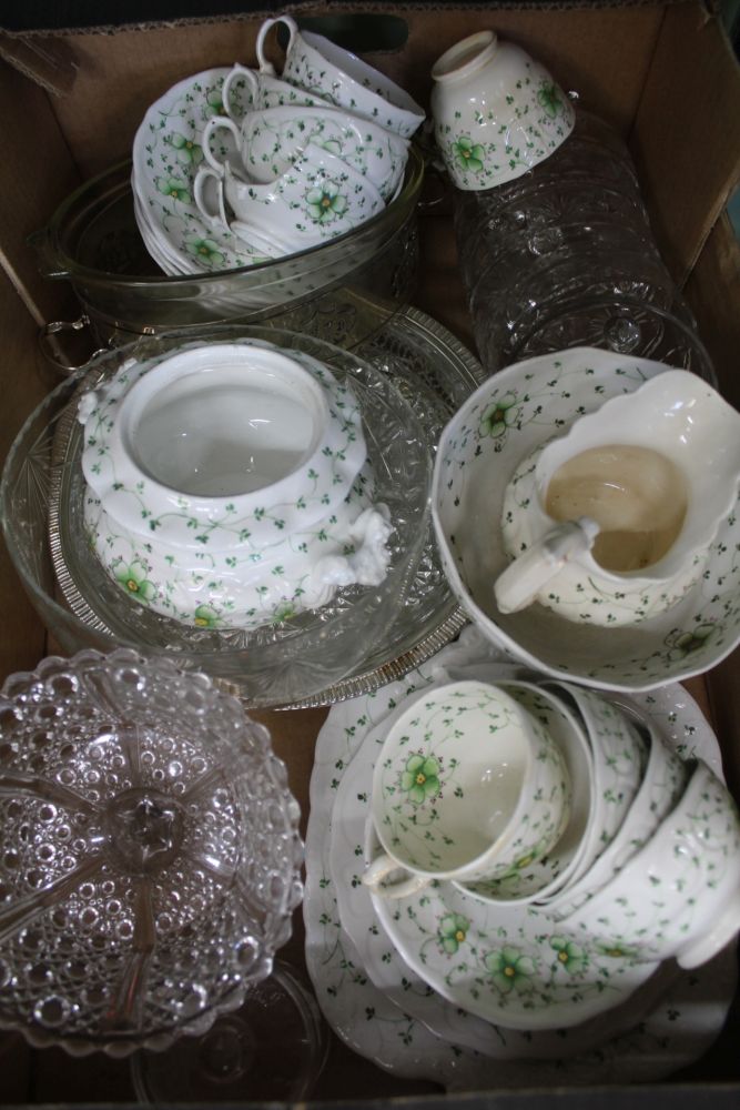 A BOX CONTAINING A SELECTION OF DOMESTIC CHINA & GLASS to include a green flower decorated tea