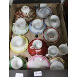 A BOX CONTAINING A SELECTION OF POTTERY & PORCELAIN CUPS & SAUCERS VARIOUS