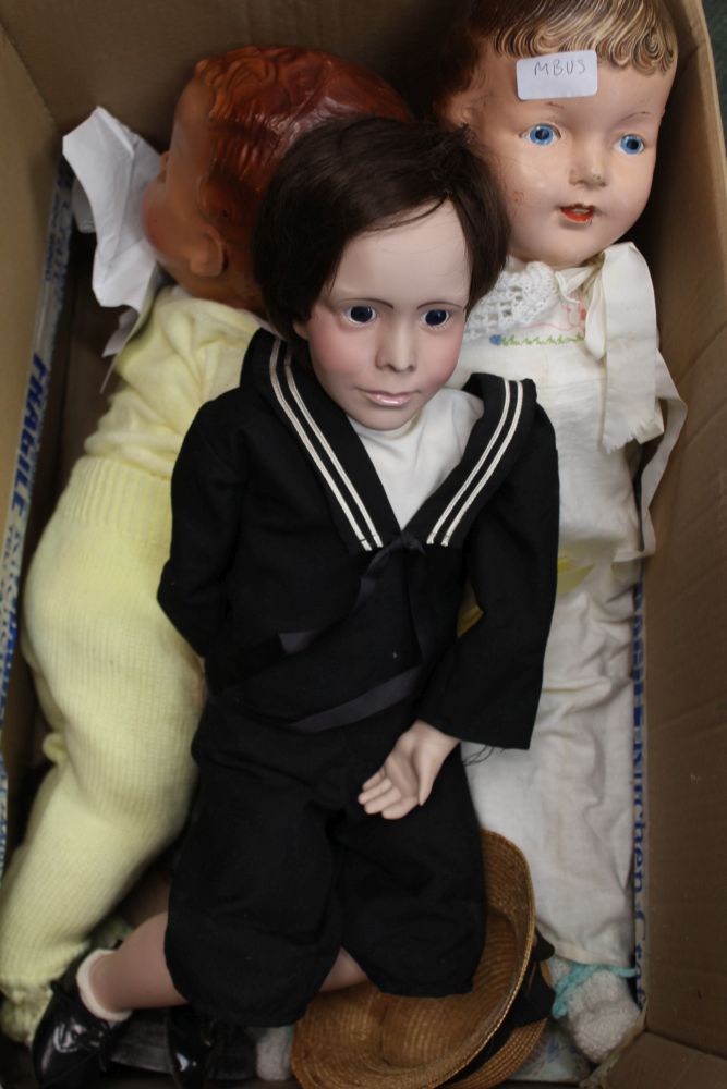 A BOX CONTAINING A SELECTION OF COLLECTOR'S DOLLS AND FIGURINES VARIOUS