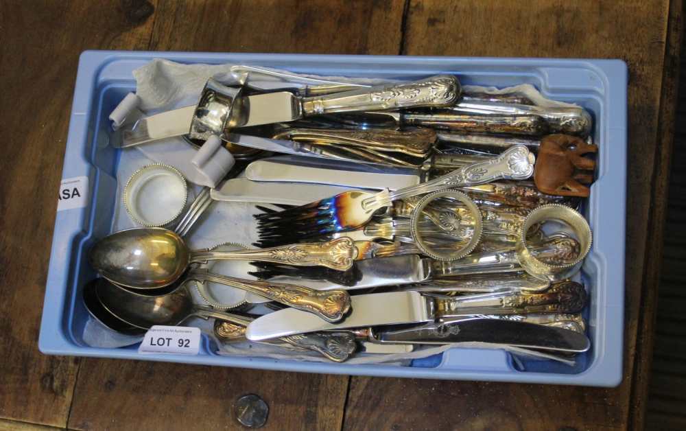 A BLUE SMALL PLASTIC TRAY CONTAINING CUTLERY, napkin rings, etc