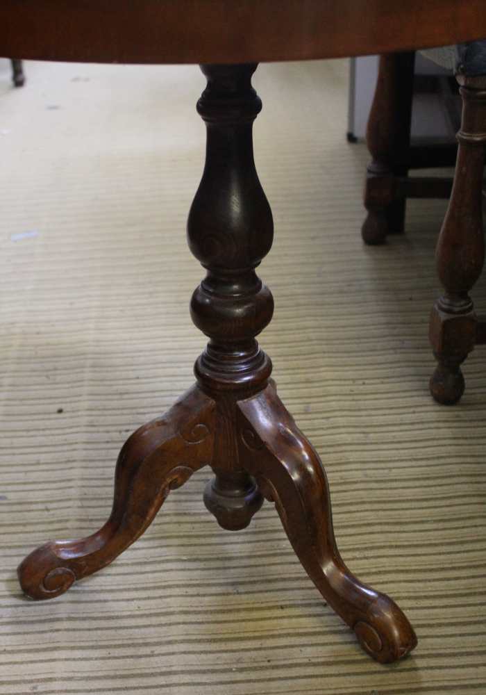 A REPRODUCTION CIRCULAR TOPPED WINE TABLE on turned column, and three downswept legs - Image 2 of 2