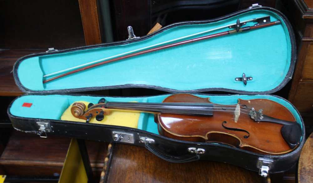 A VINYL CASED VIOLIN & BOW bearing the trade label Antonius Stradivarius