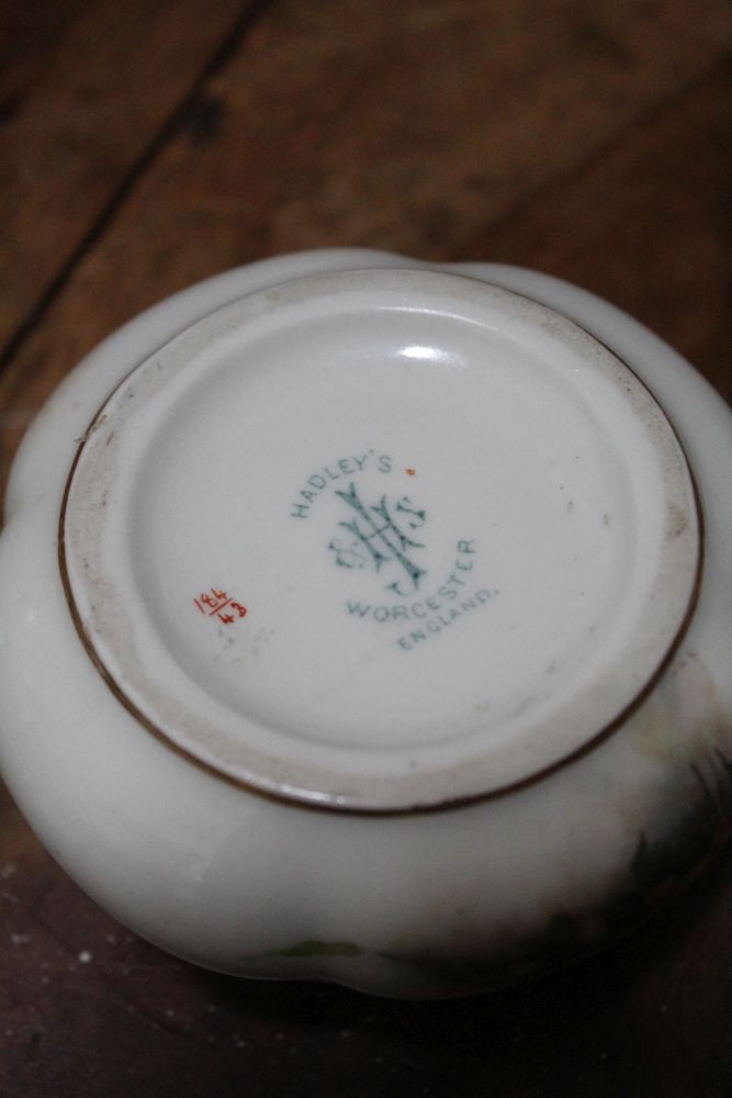 A HADLEY'S WORCESTER HAND PAINTED PORCELAIN POT - Image 2 of 2