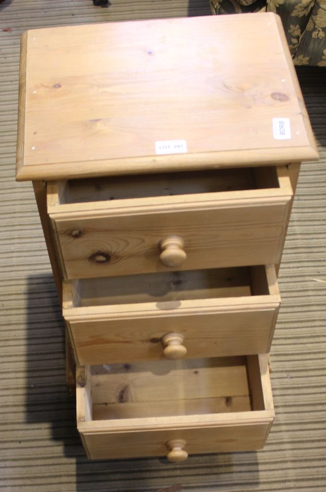 A SMALL PINE MODERN THREE DRAWER BEDSIDE CHEST - Image 2 of 2