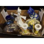A BOX CONTAINING A SELECTION OF DECORATIVE DOMESTIC ITEMS VARIOUS to include a Carltonware pin dish