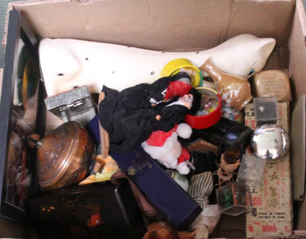 A BOX CONTAINING A WIDE SELECTION OF USEFUL DOMESTIC & COLLECTABLE ITEMS VARIOUS