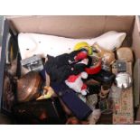 A BOX CONTAINING A WIDE SELECTION OF USEFUL DOMESTIC & COLLECTABLE ITEMS VARIOUS