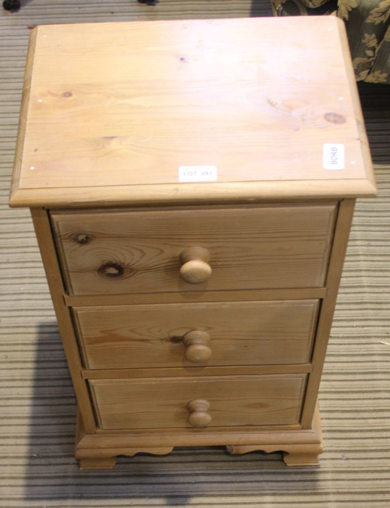 A SMALL PINE MODERN THREE DRAWER BEDSIDE CHEST