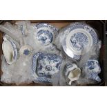 A BOX CONTAINING A SELECTION OF BLUE & WHITE YUAN PATTERNED TABLE WARES