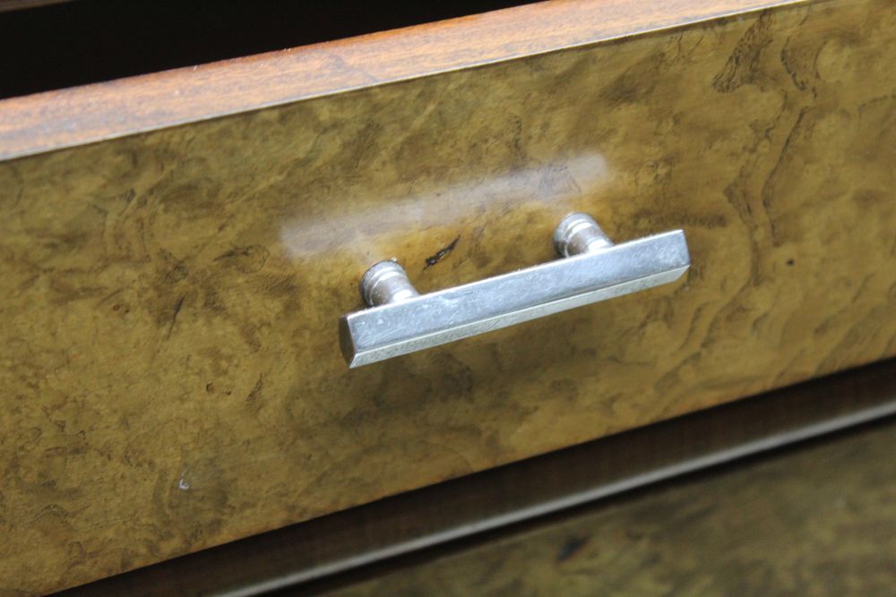 A GOOD QUALITY REPRODUCTION WALNUT EFFECT ART DECO DESIGN CHEST, having single drawer box top, on - Image 3 of 5