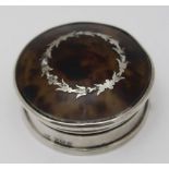 A SILVER BOX with silver inlaid tortoiseshell lid, Birmingham 1925, 4.5cm in diameter, weight; 15g