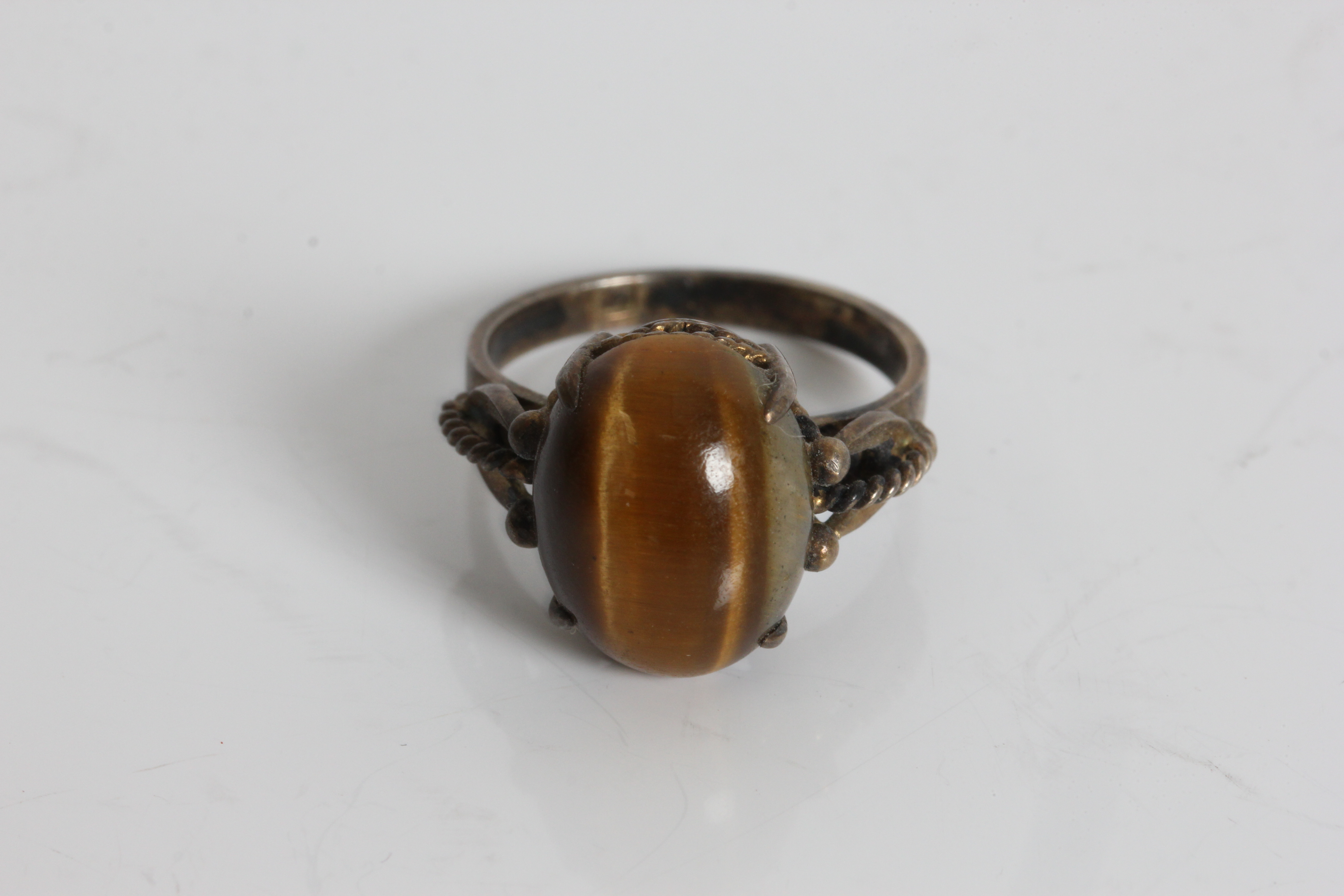 A yellow gold wedding band ring, marked 375, ring size I 1/2, approx. weight 1.2gms, with gem - Image 3 of 3