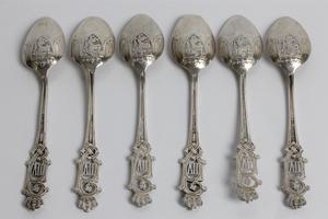 A set of six Norwegian silver Haakon VII coronation souvenir teaspoons, with marks for 1906 and J. - Image 2 of 2