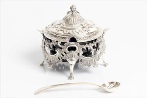 A silver early Victorian salt pot with decorative hinged lid and fret work body on four cabriole - Image 7 of 8