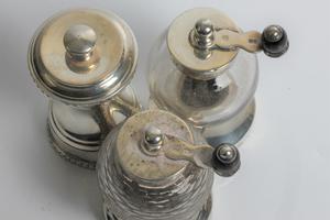 Silver and glass salt and pepper mills, with marks for Birmingham 1896 and Hukin & Heath, 9cm x - Image 5 of 5