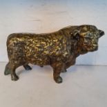 A large brass bull, height 26cm. IMPORTANT: Online viewing and bidding only. Collection by