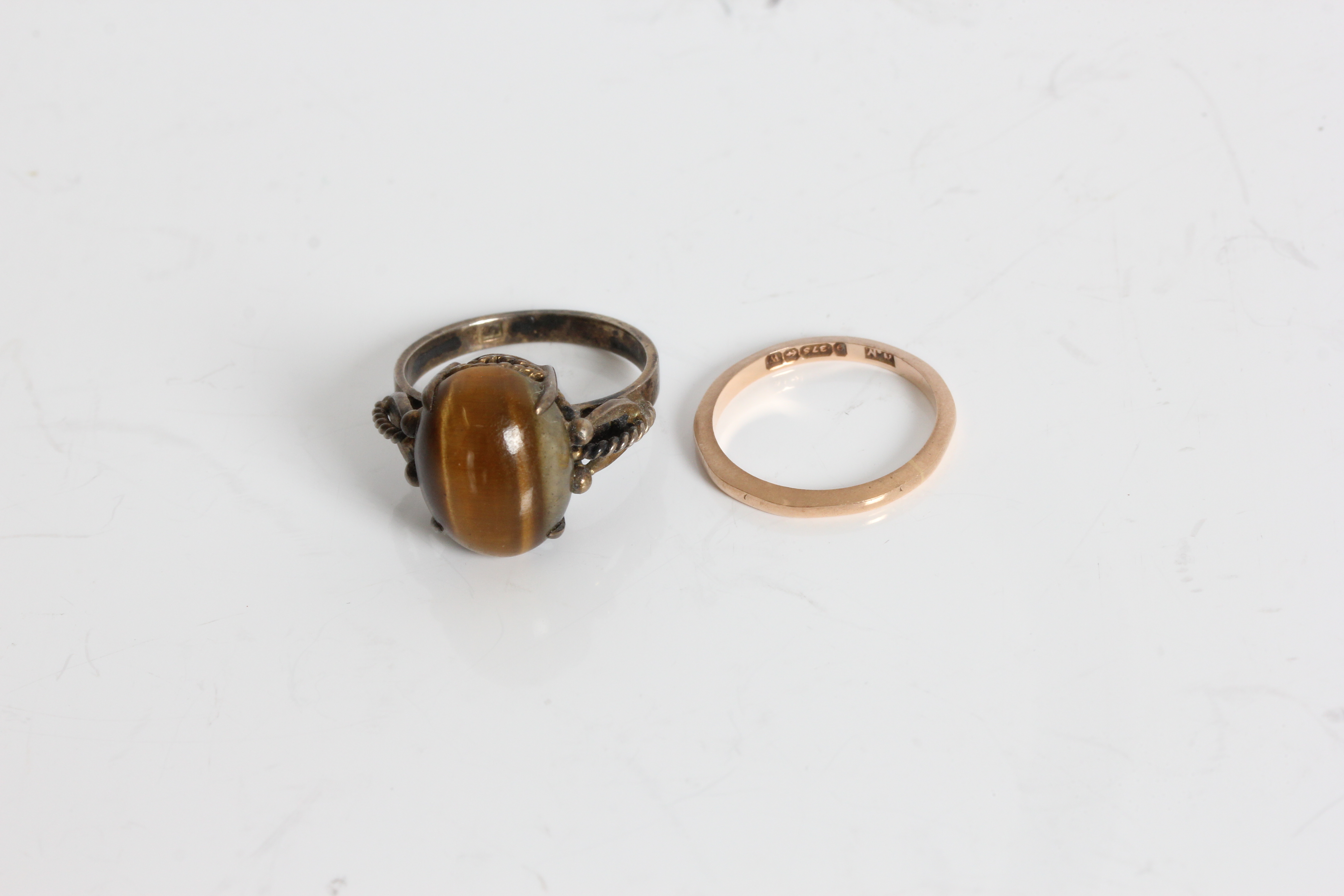 A yellow gold wedding band ring, marked 375, ring size I 1/2, approx. weight 1.2gms, with gem