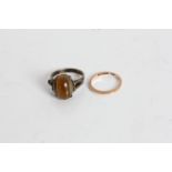 A yellow gold wedding band ring, marked 375, ring size I 1/2, approx. weight 1.2gms, with gem