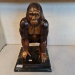 A brass gorilla on marble base, height 41cm. IMPORTANT: Online viewing and bidding only.