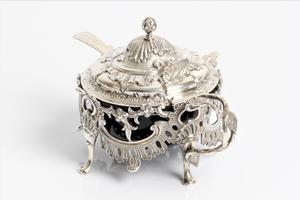 A silver early Victorian salt pot with decorative hinged lid and fret work body on four cabriole - Image 8 of 8