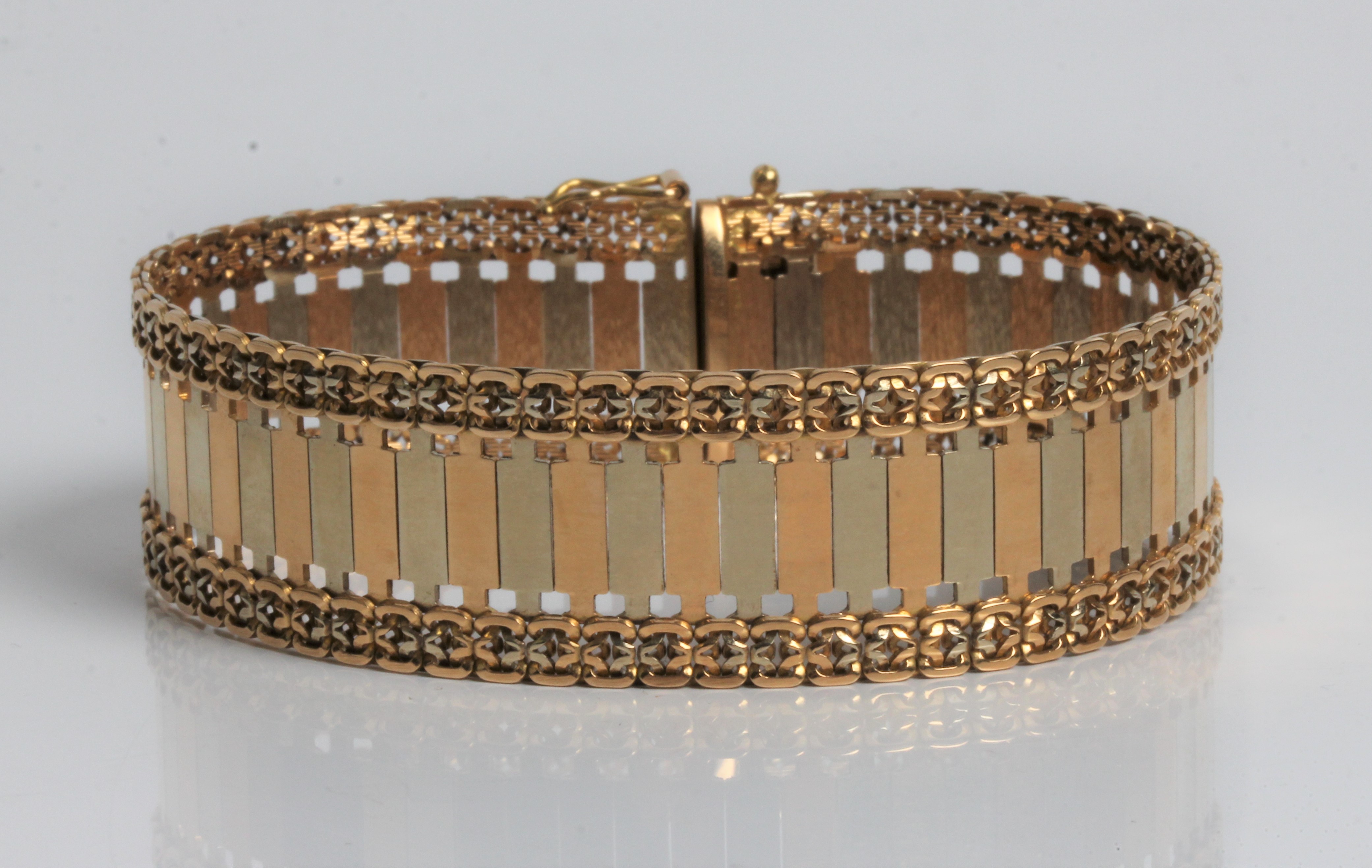 A tri-gold articulated bracelet, marked 750, approx. length 19cms, approx. weight 34.4gms.