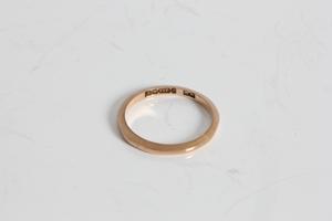 A yellow gold wedding band ring, marked 375, ring size I 1/2, approx. weight 1.2gms, with gem - Image 2 of 3