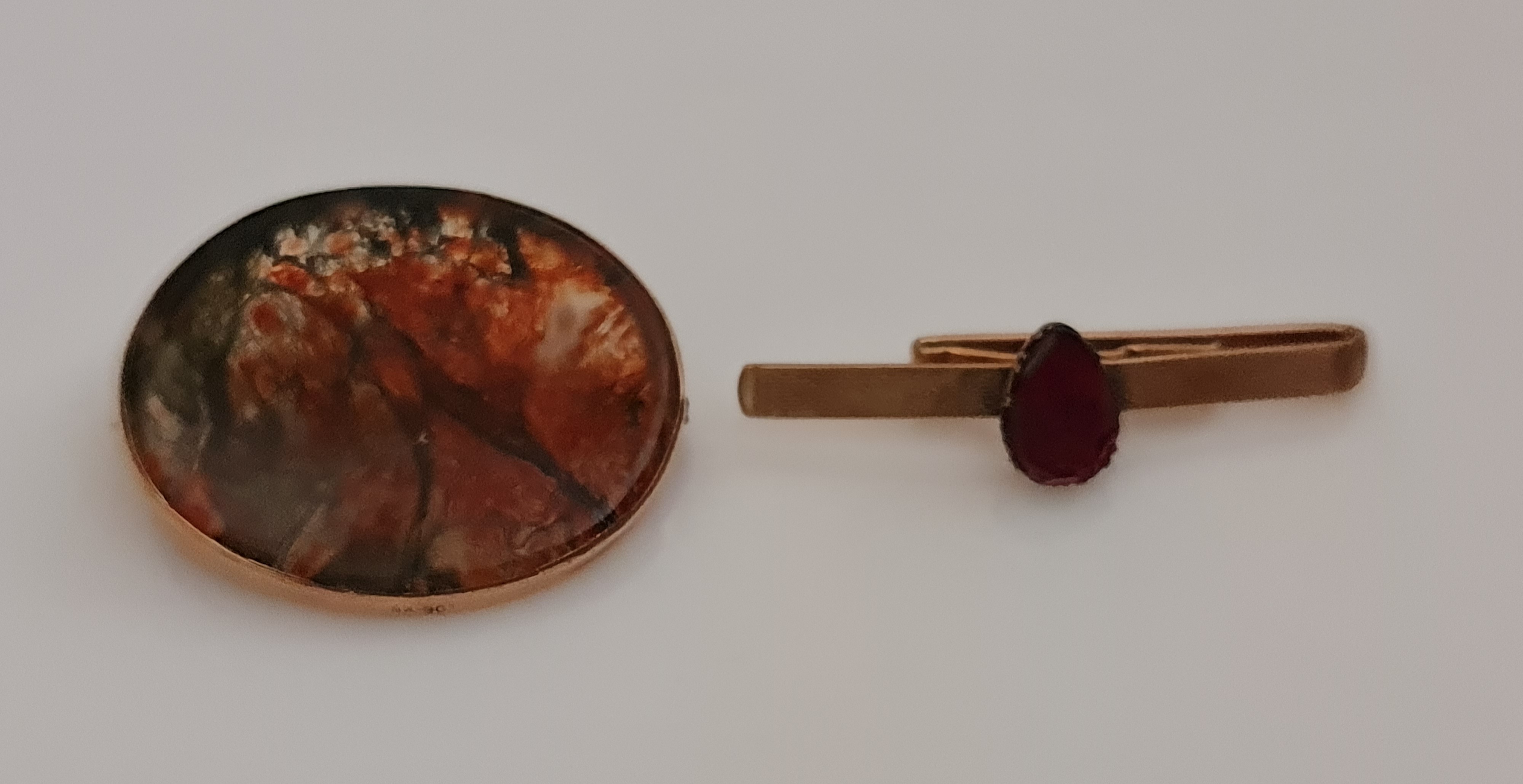 A hallmarked 9ct yellow gold garnet set tie slide, weighing approx. 5.4g, together with a moss agate