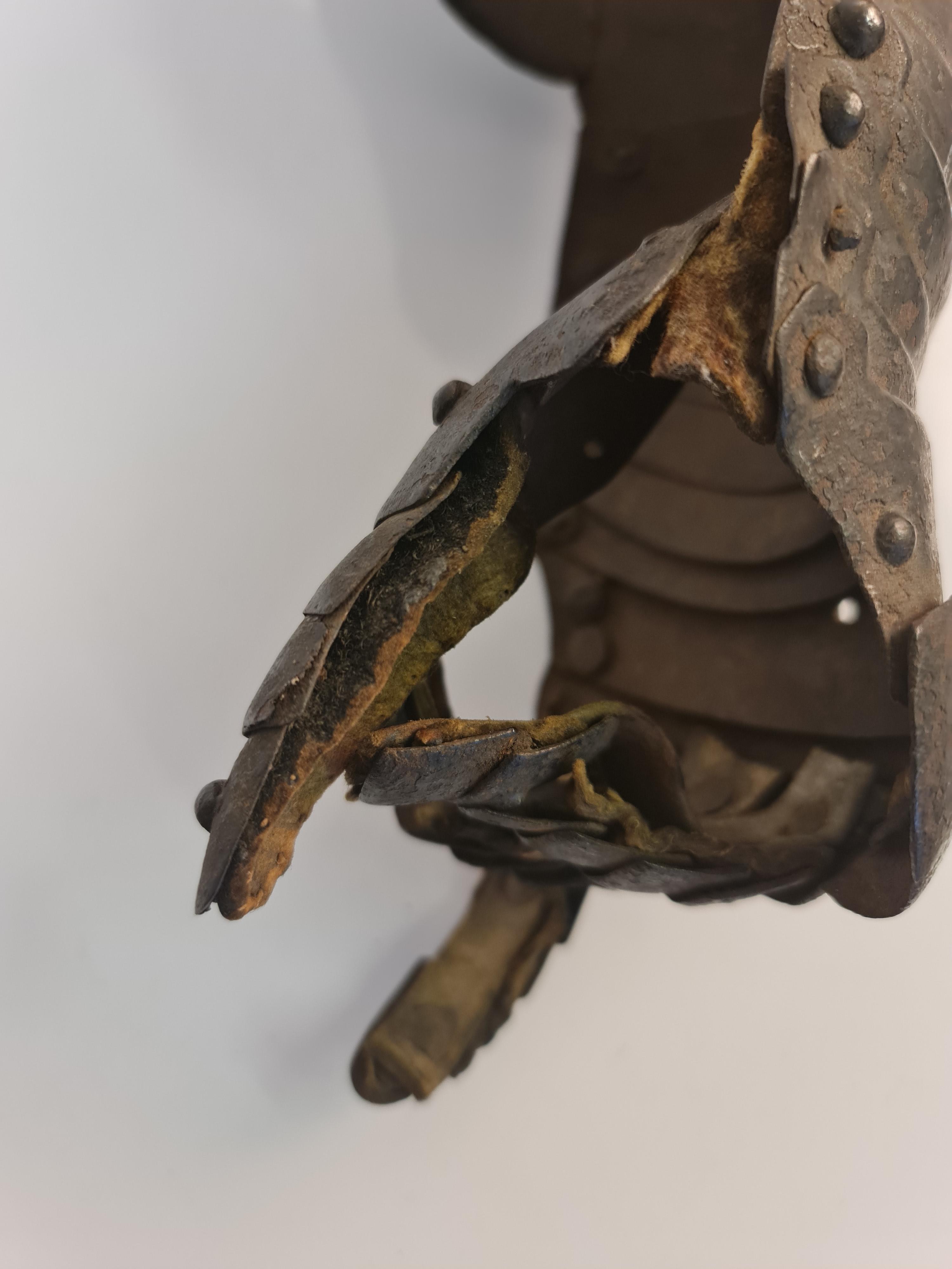 English Civil War period c.1644 Harquebusier's gauntlet articulated from wrist to fingers, index - Image 3 of 3