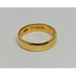 A hallmarked 22ct yellow gold plain wedding band, weight approx. 5g. IMPORTANT: Online viewing and