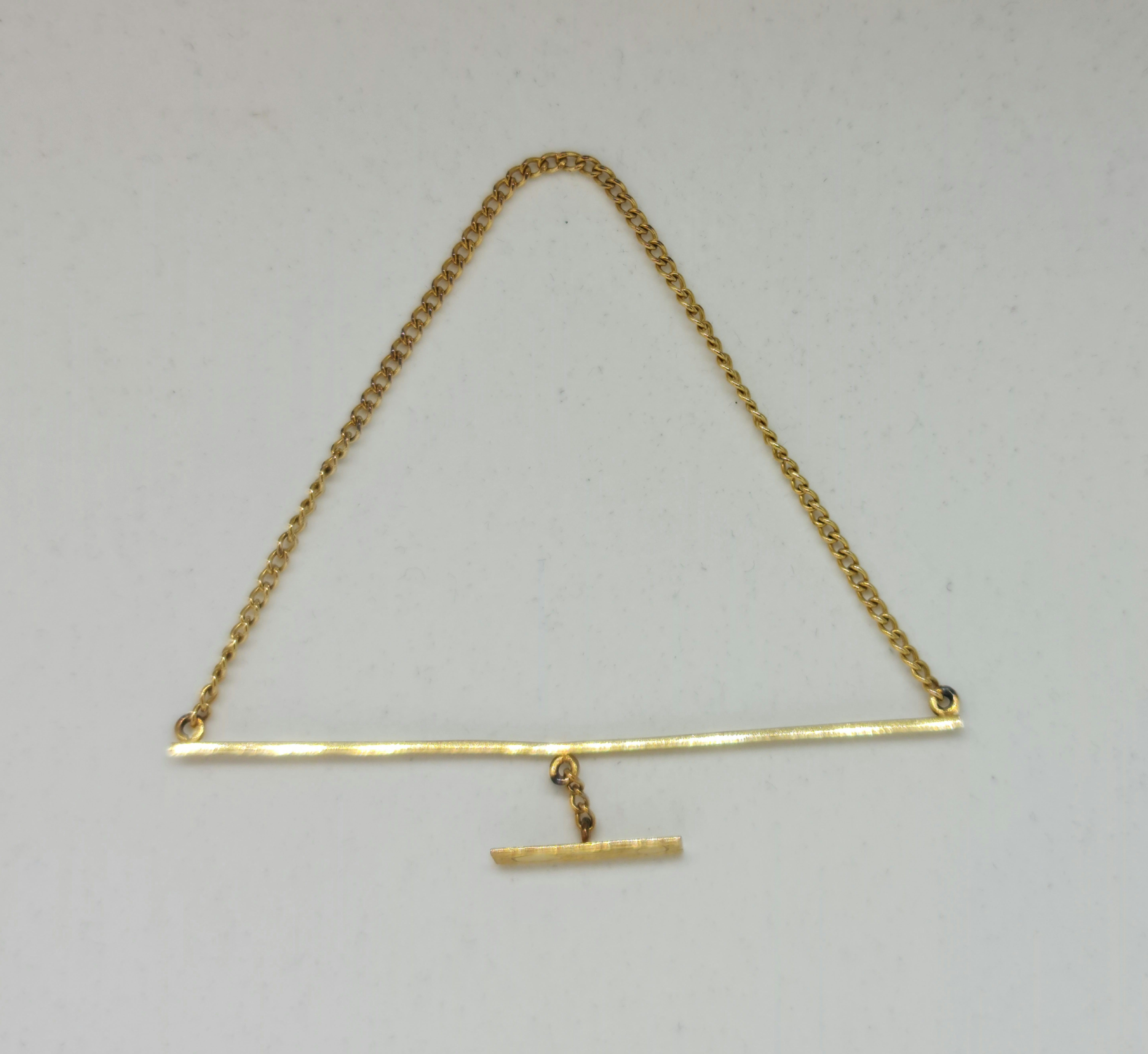 A hallmarked 9ct yellow gold bar with chain, weight approx. 3.7g. IMPORTANT: Online viewing and