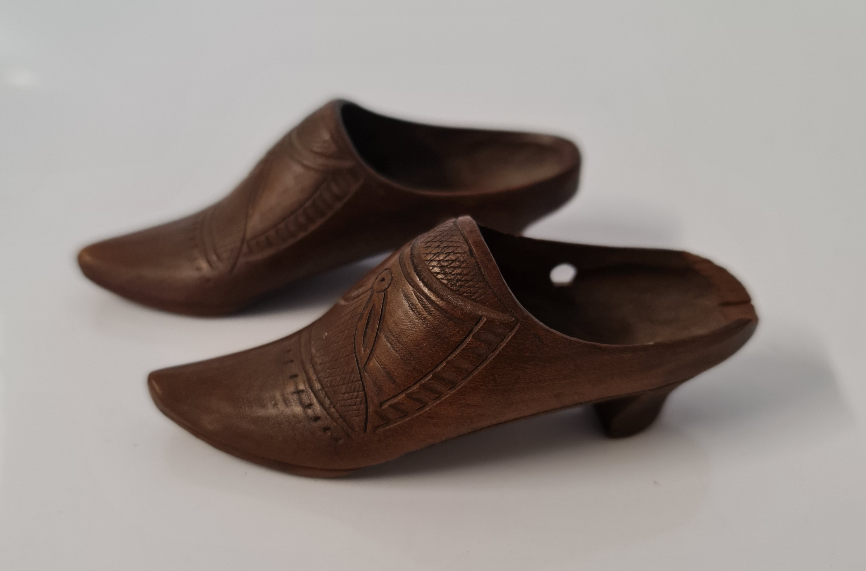 A pair of carved 19th century miniature shoes, approx. length 9.5cm. IMPORTANT: Online viewing and