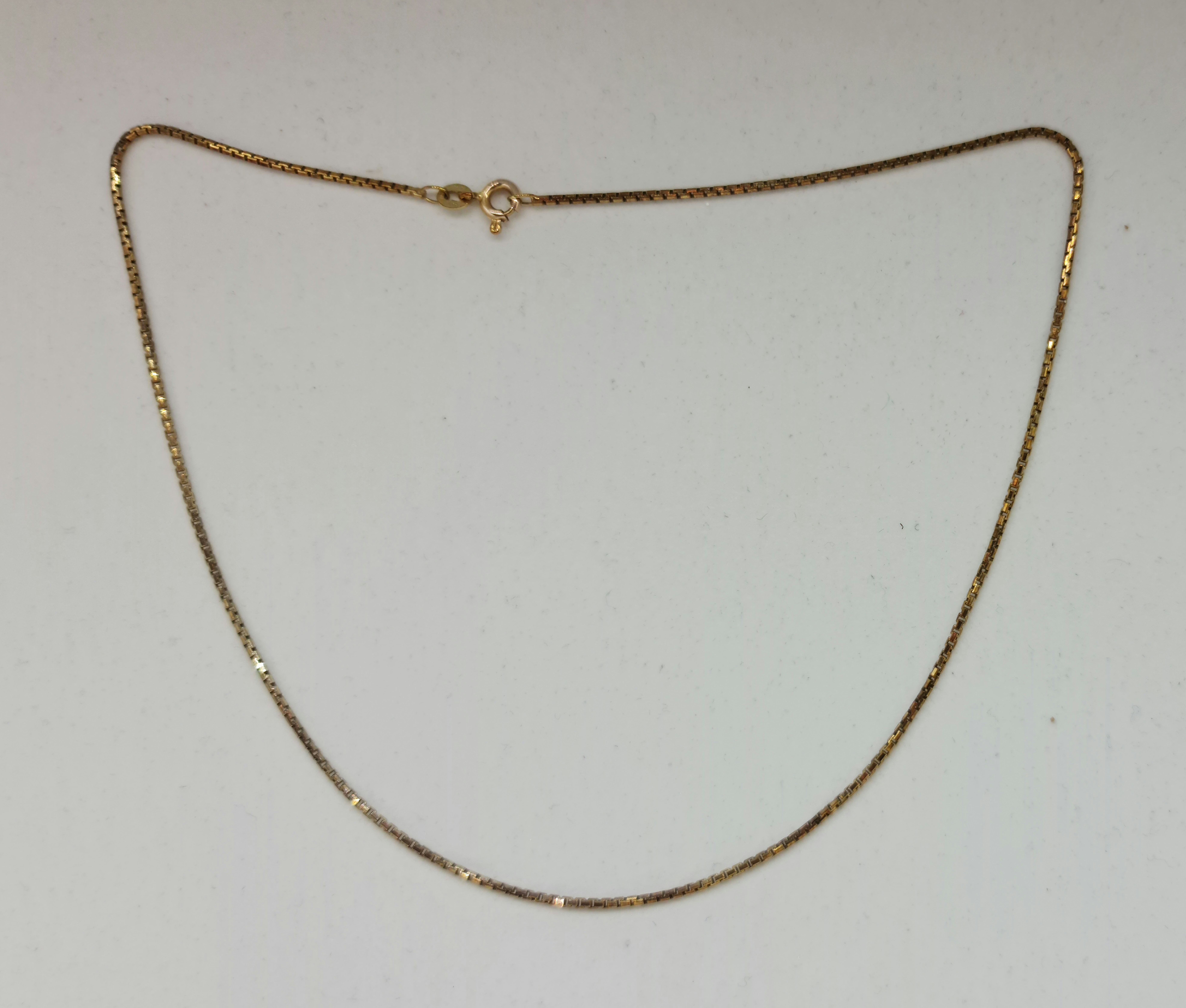 A box link chain, stamped 14k 585, length approx. 38cm, weight approx. 4.4g. IMPORTANT: Online