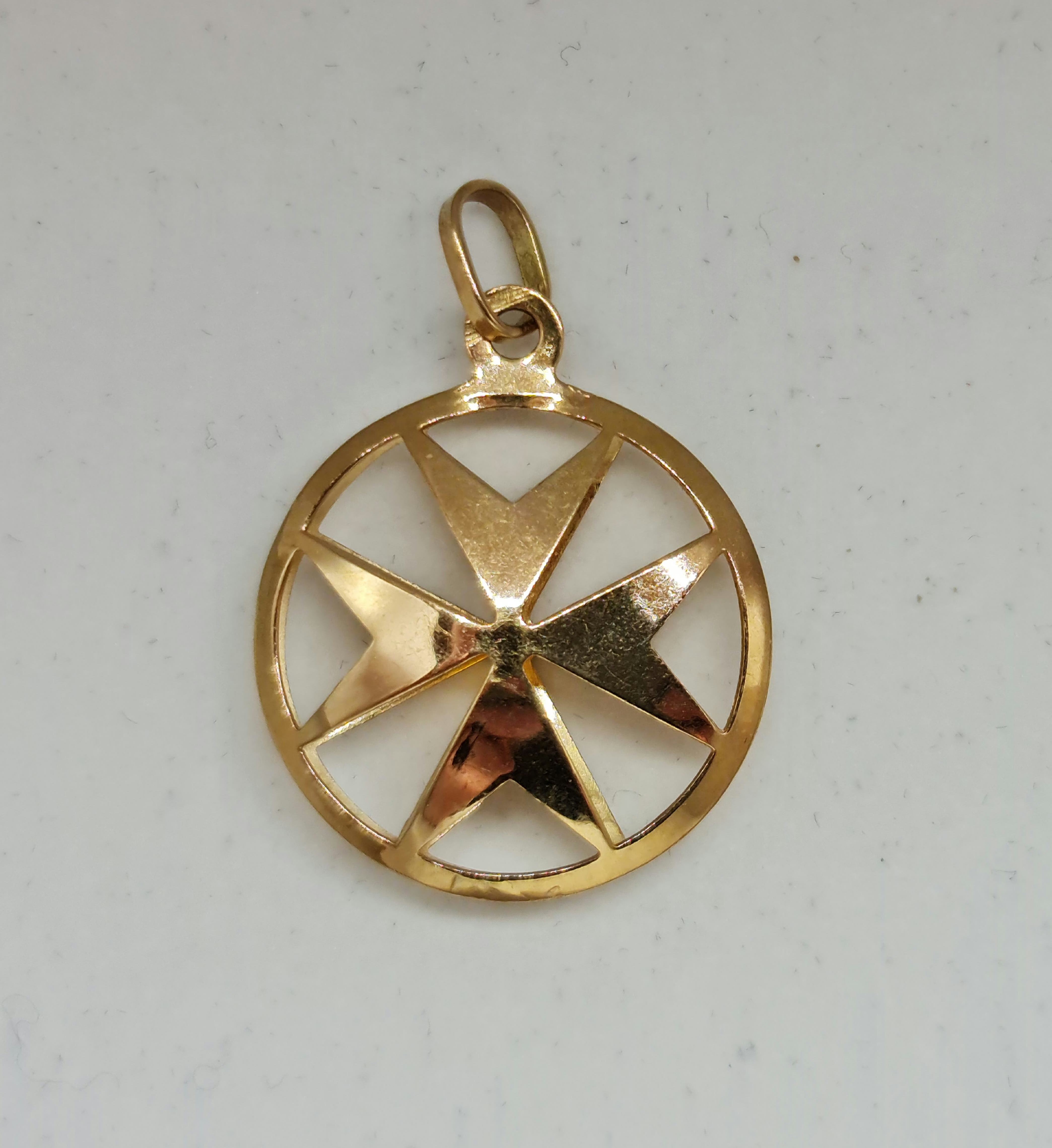 An open metalwork Maltese cross pendant, stamped 750, diameter approx. 3cm, weight approx. 2g.