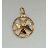 An open metalwork Maltese cross pendant, stamped 750, diameter approx. 3cm, weight approx. 2g.