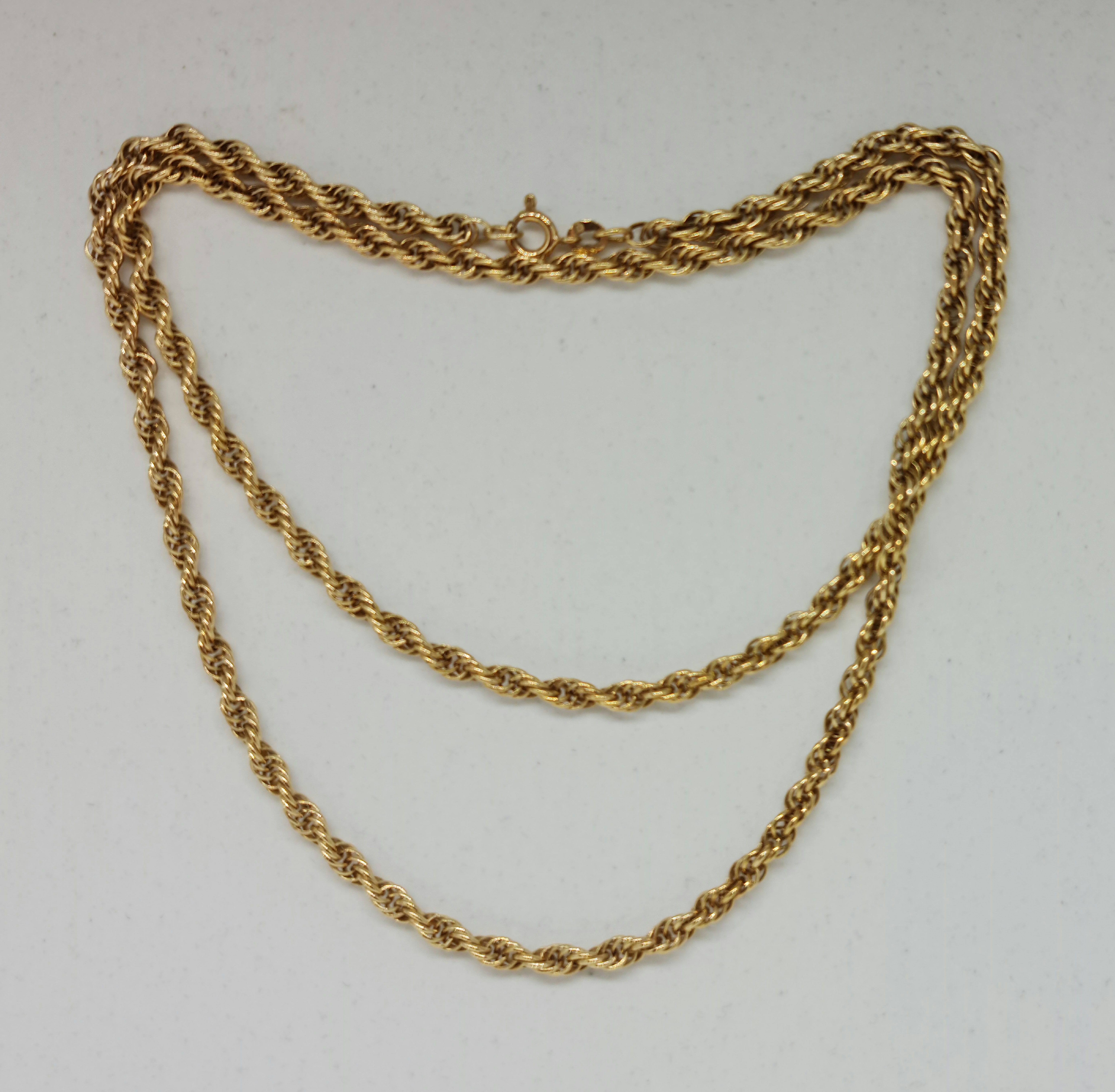 A rope twist chain, stamped 375, length approx. 60cm, weight approx. 16.1g. IMPORTANT: Online
