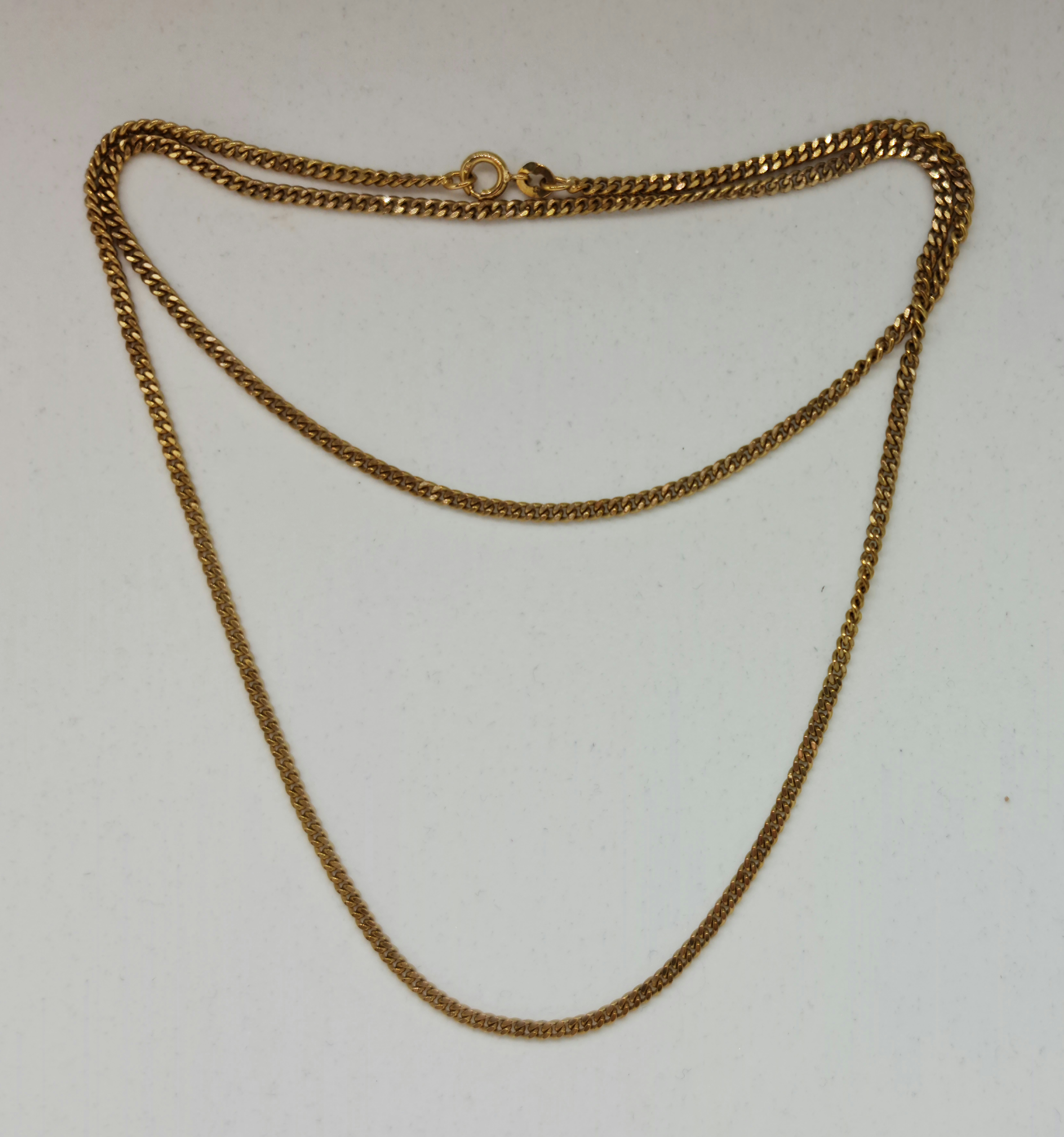 A curb link chain, stamped 9k, length approx. 60cm, weight approx. 10.1g. IMPORTANT: Online