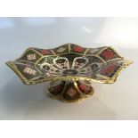 A Royal Crown Derby Old Imari 1128 two part curved edge centrepiece XXXVIII, approx. diameter to top