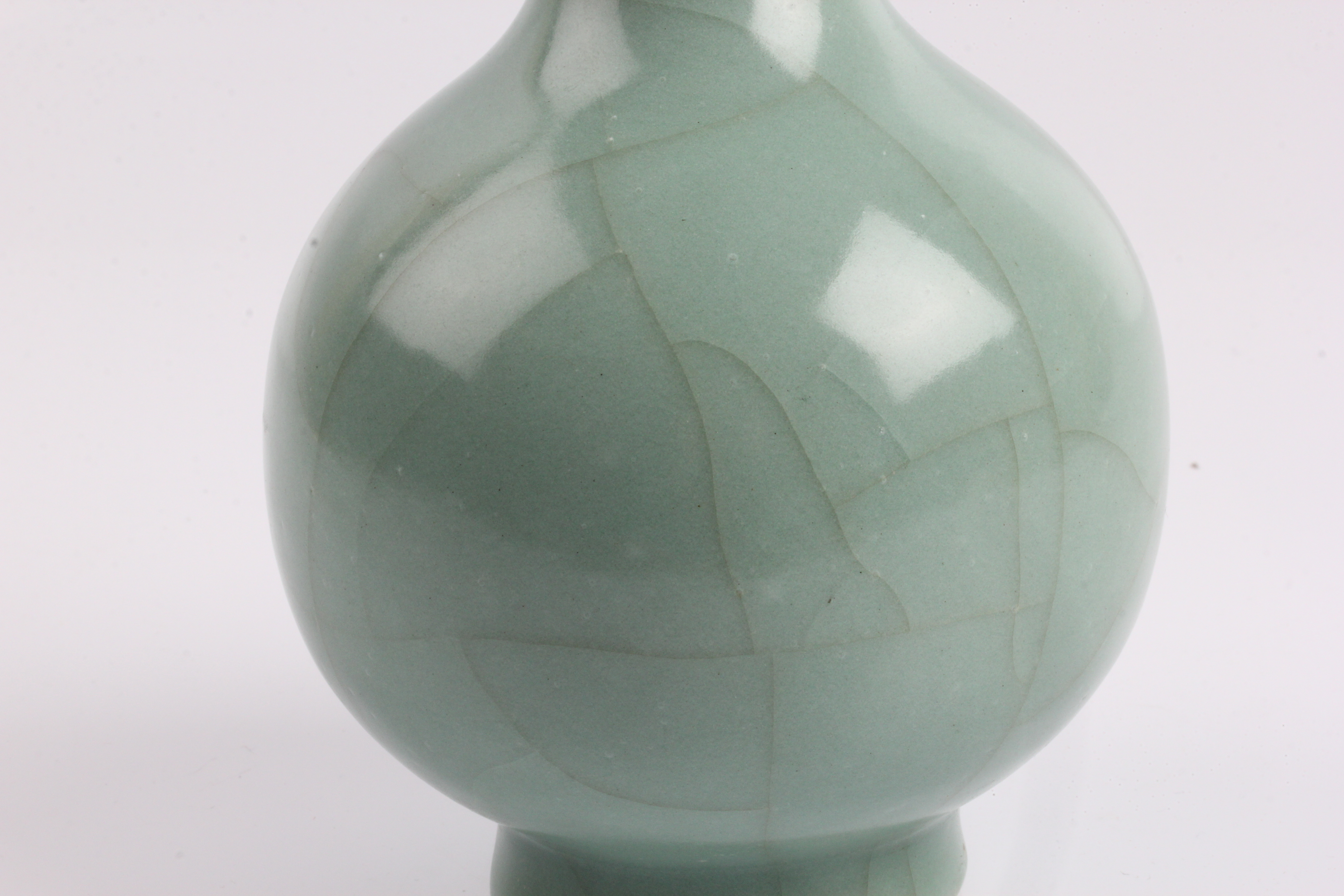 A 19th century Chinese green vase, cracked to top rim, approx. height 23.5cm. IMPORTANT: Online - Image 7 of 9