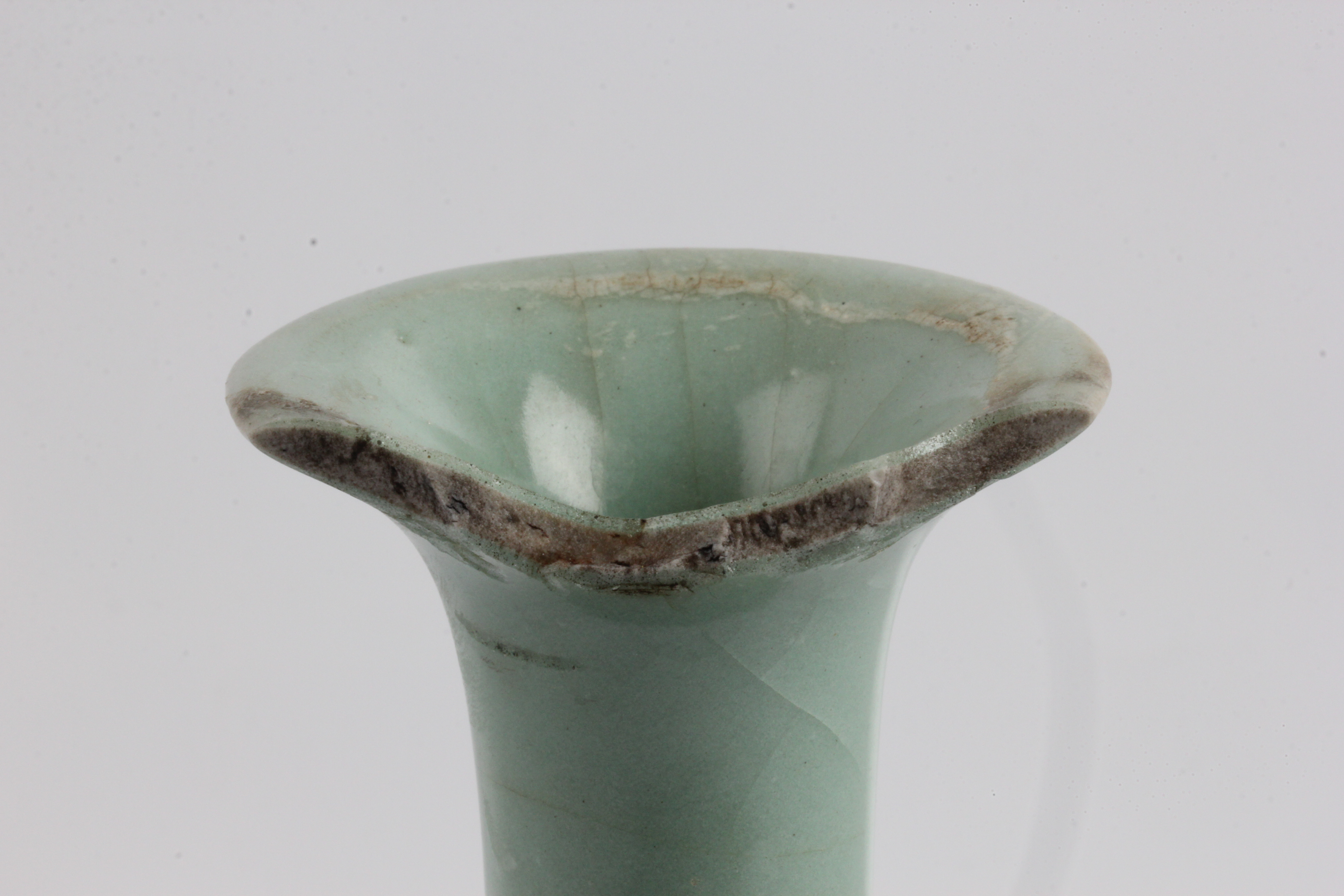 A 19th century Chinese green vase, cracked to top rim, approx. height 23.5cm. IMPORTANT: Online - Image 9 of 9