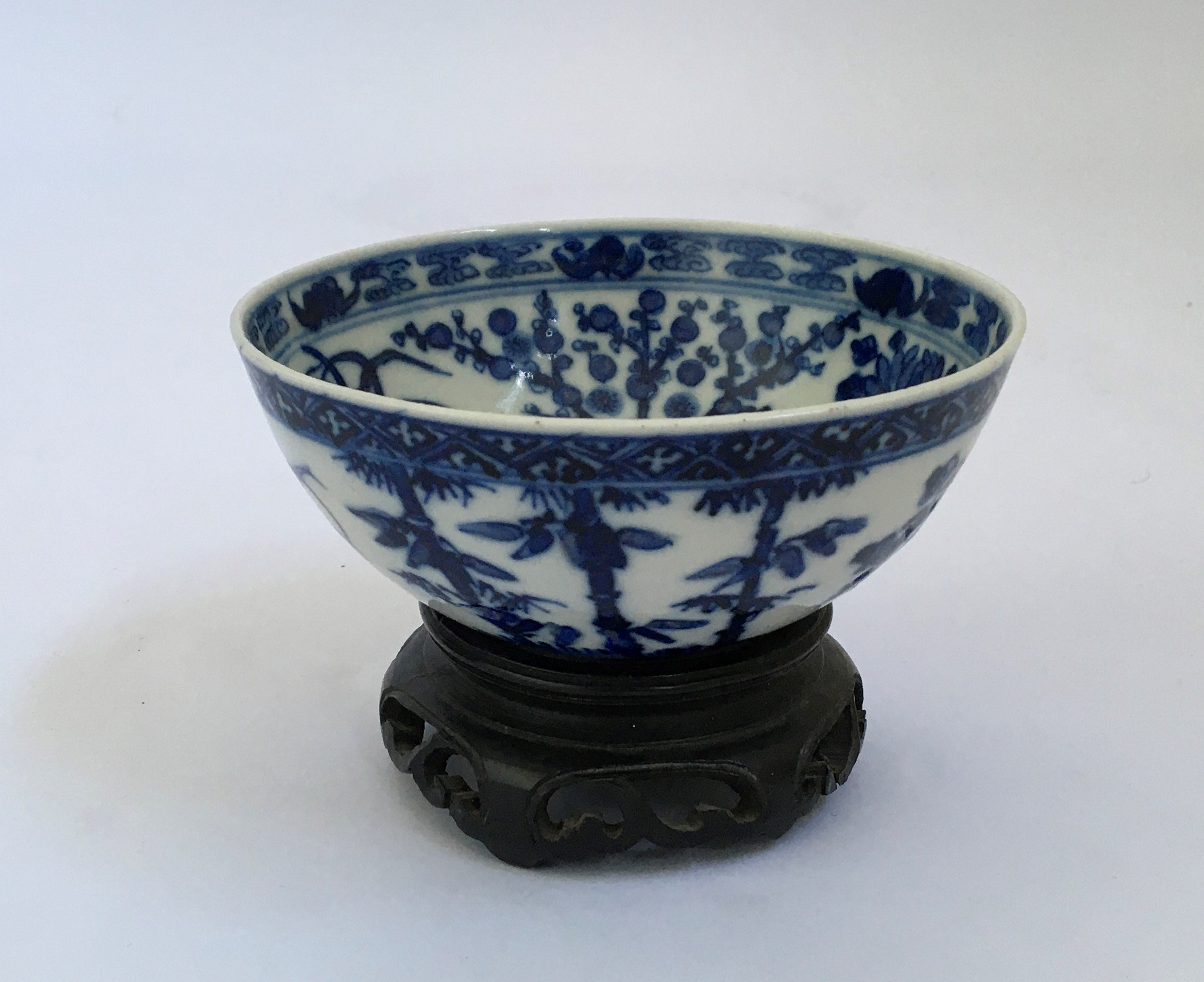 A Chinese blue and white bowl with dragon to centre, characters marks to base Kangxi dynasty, - Image 3 of 6