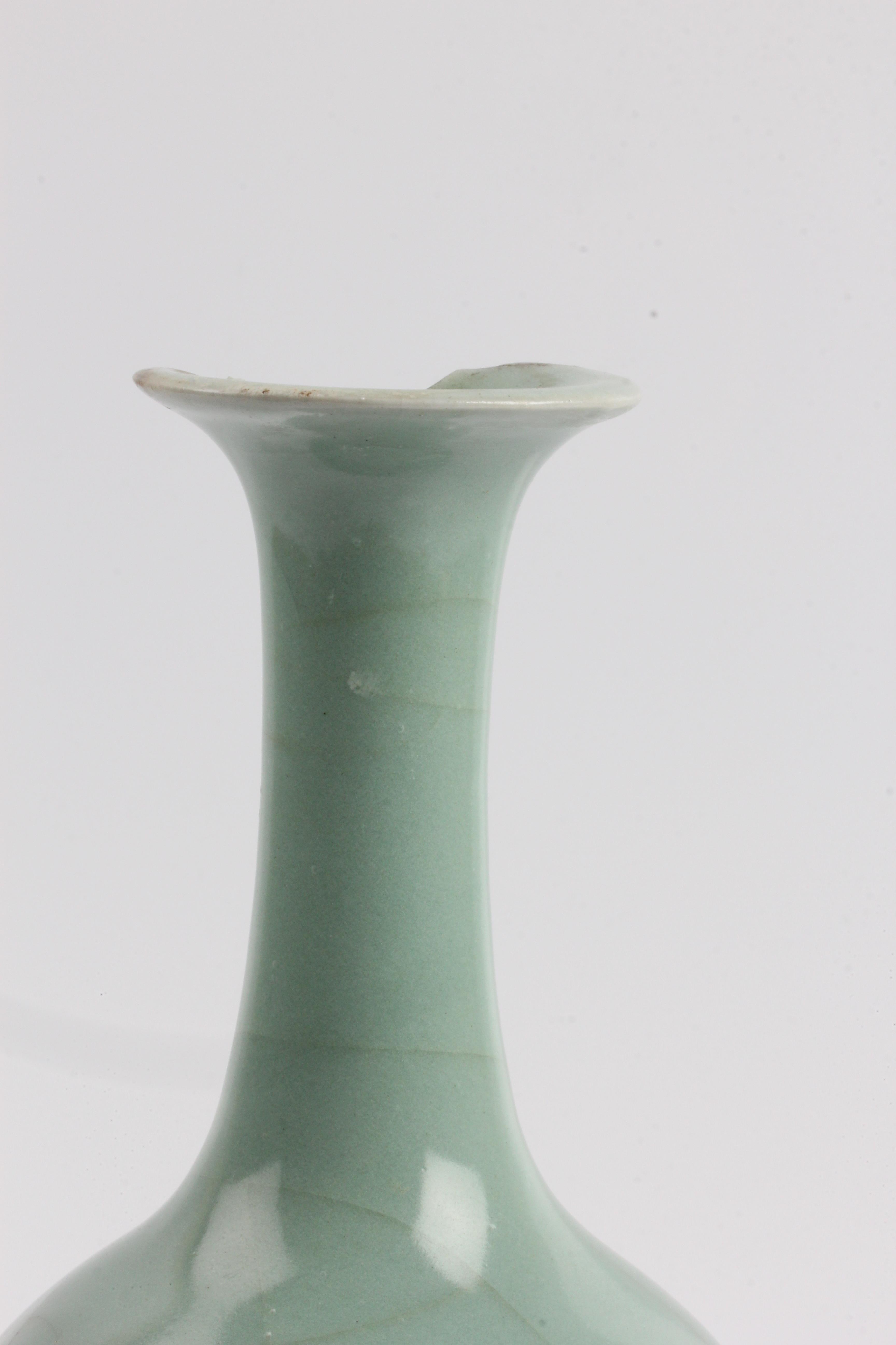 A 19th century Chinese green vase, cracked to top rim, approx. height 23.5cm. IMPORTANT: Online - Image 6 of 9