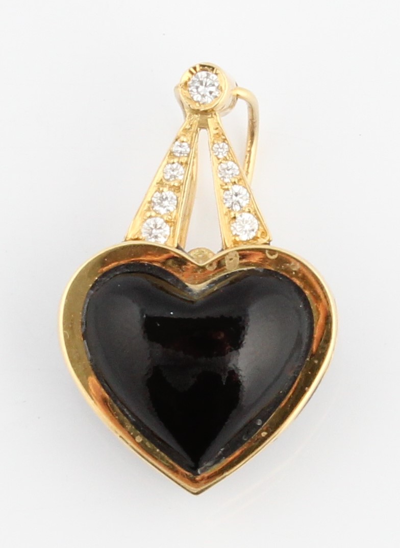 A black heart and diamond pendant, set with a black heart surmounted by graduated round brilliant