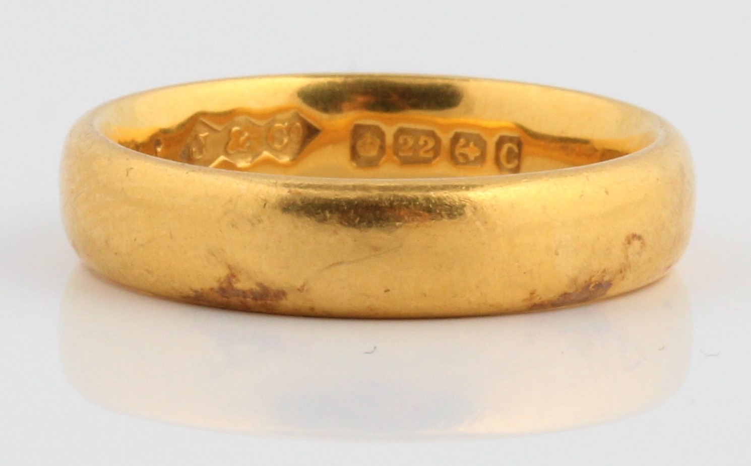 A hallmarked 22ct wedding band, ring size L, approx. weight 6.4g.