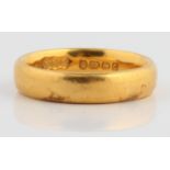 A hallmarked 22ct wedding band, ring size L, approx. weight 6.4g.