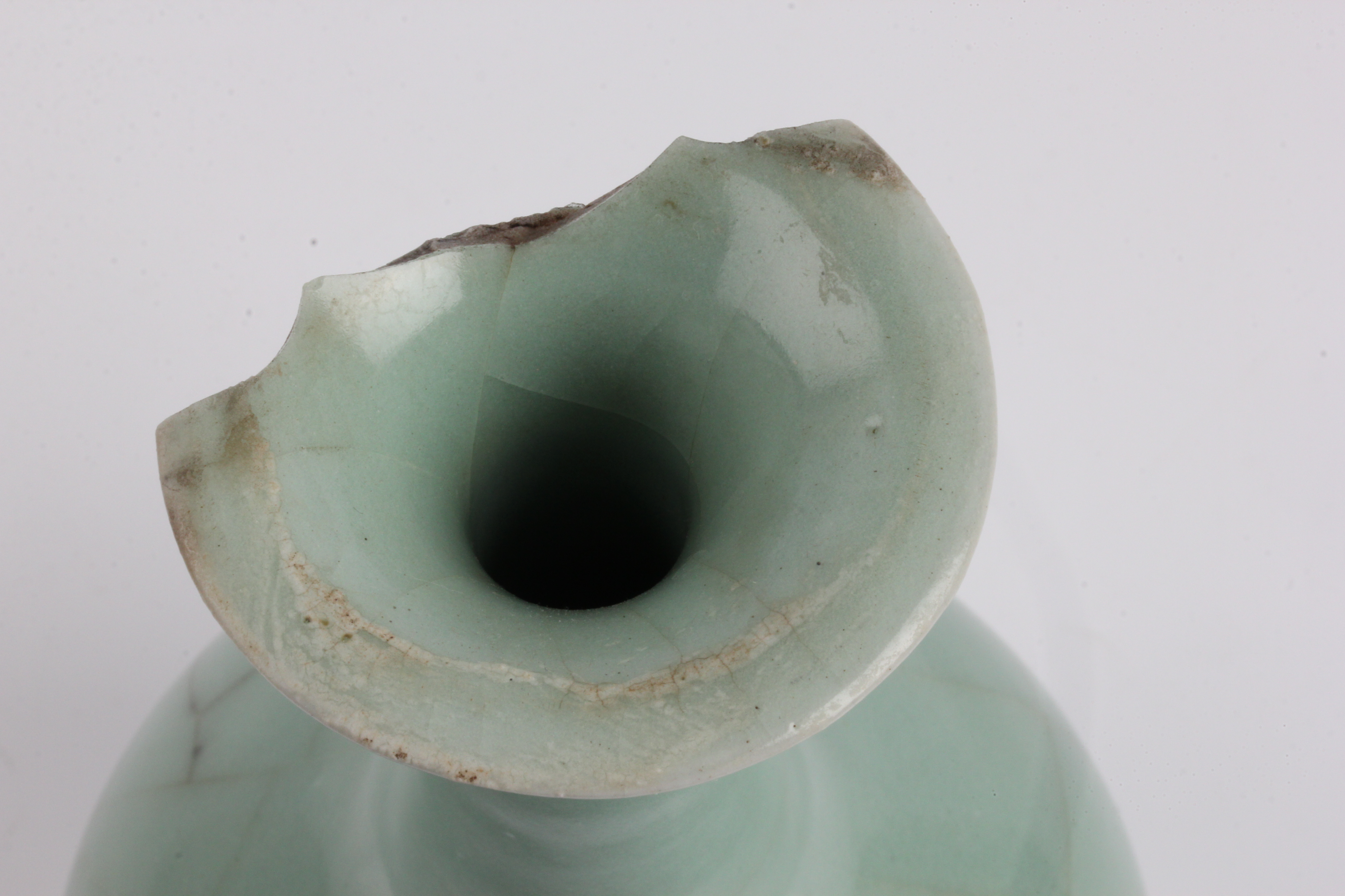 A 19th century Chinese green vase, cracked to top rim, approx. height 23.5cm. IMPORTANT: Online - Image 5 of 9